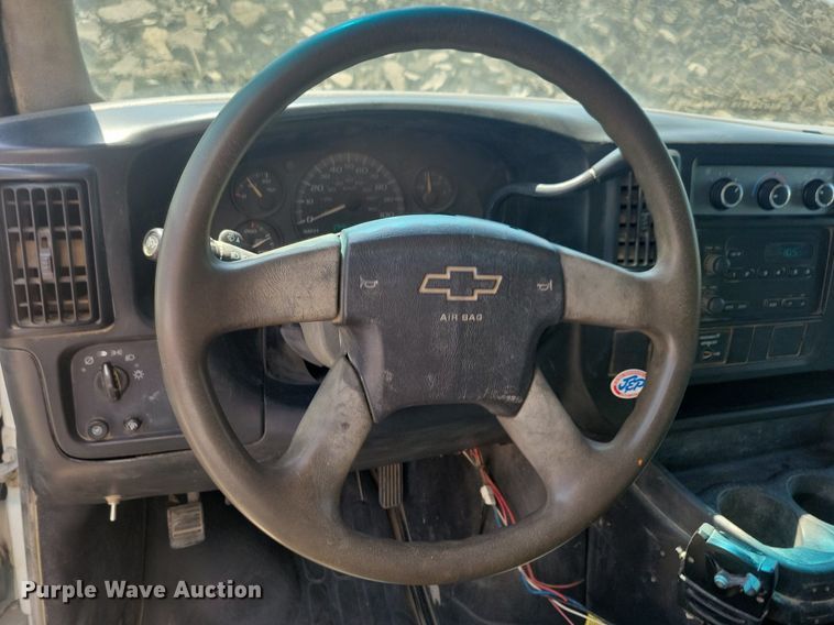 image for item IQ9767 2004 Chevrolet Express G3500  box truck
