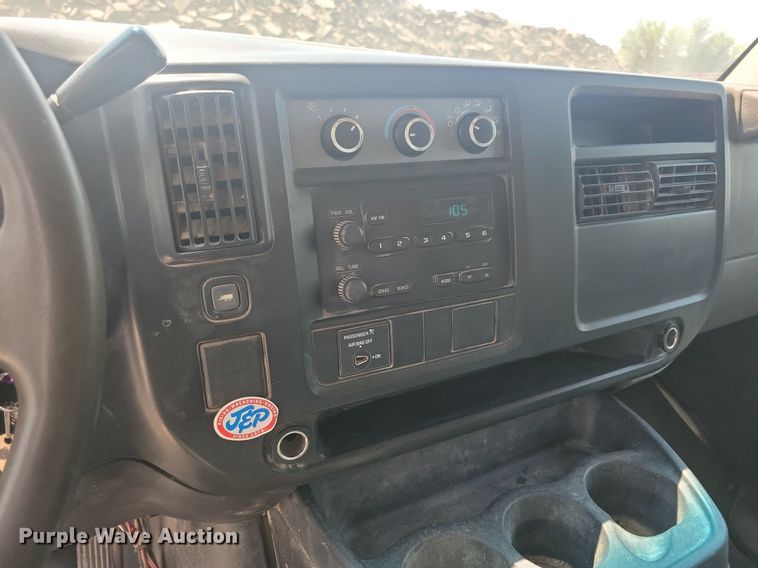 image for item IQ9767 2004 Chevrolet Express G3500  box truck