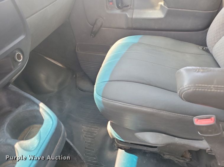 image for item IQ9767 2004 Chevrolet Express G3500  box truck