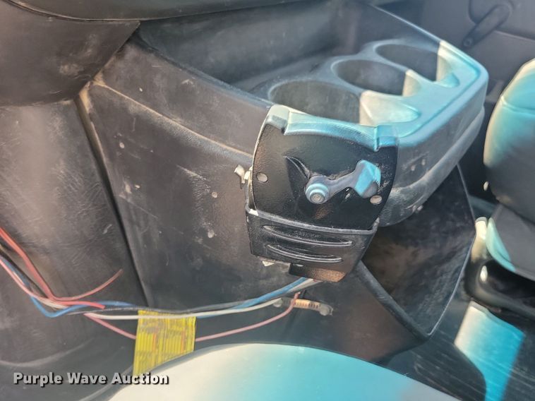 image for item IQ9767 2004 Chevrolet Express G3500  box truck