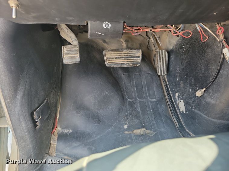 image for item IQ9767 2004 Chevrolet Express G3500  box truck