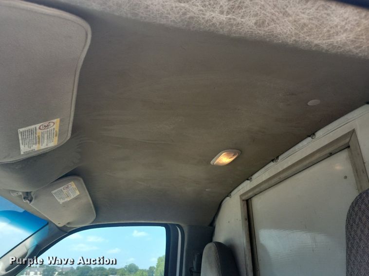 image for item IQ9767 2004 Chevrolet Express G3500  box truck