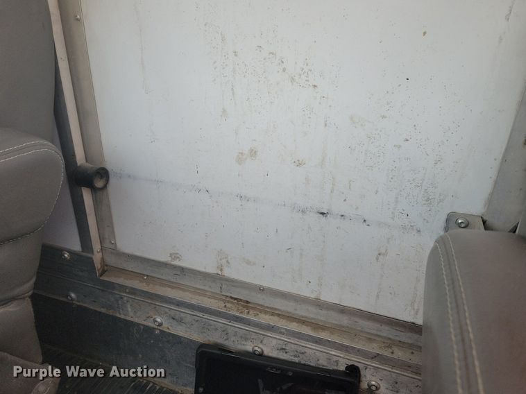 image for item IQ9767 2004 Chevrolet Express G3500  box truck