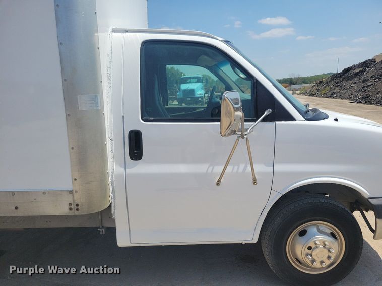 image for item IQ9767 2004 Chevrolet Express G3500  box truck
