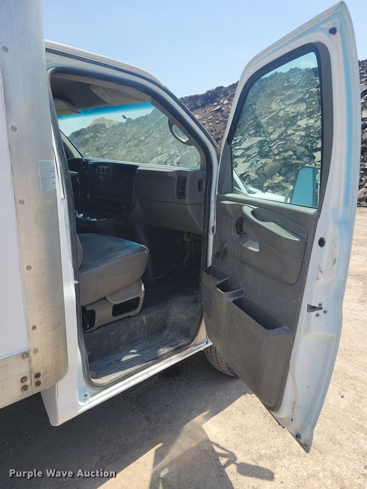 image for item IQ9767 2004 Chevrolet Express G3500  box truck