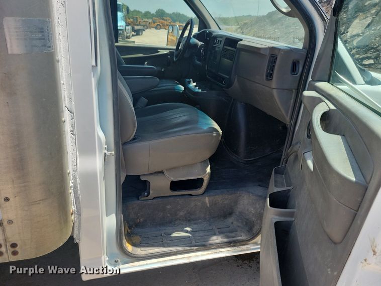 image for item IQ9767 2004 Chevrolet Express G3500  box truck