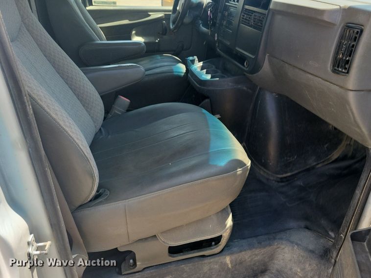 image for item IQ9767 2004 Chevrolet Express G3500  box truck