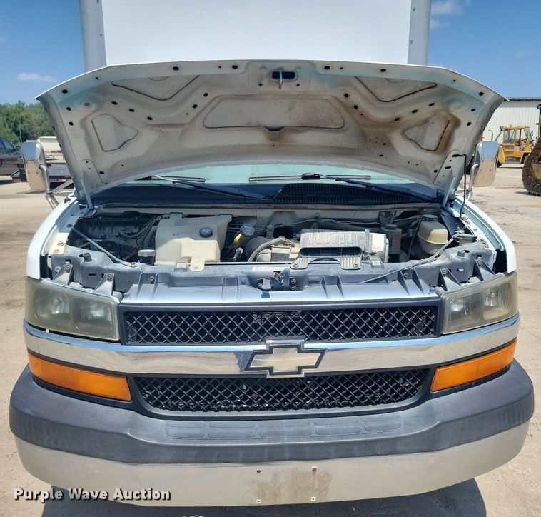 image for item IQ9767 2004 Chevrolet Express G3500  box truck