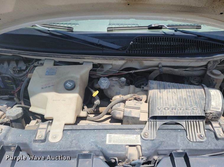 image for item IQ9767 2004 Chevrolet Express G3500  box truck