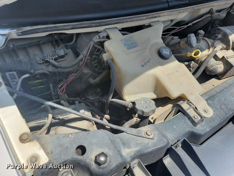 image for item IQ9767 2004 Chevrolet Express G3500  box truck