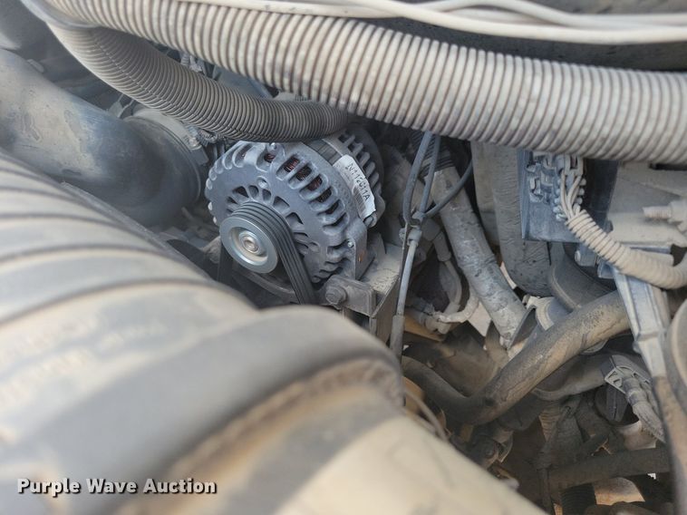 image for item IQ9767 2004 Chevrolet Express G3500  box truck