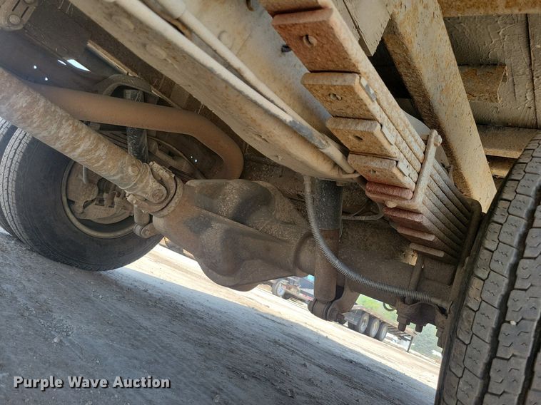 image for item IQ9767 2004 Chevrolet Express G3500  box truck