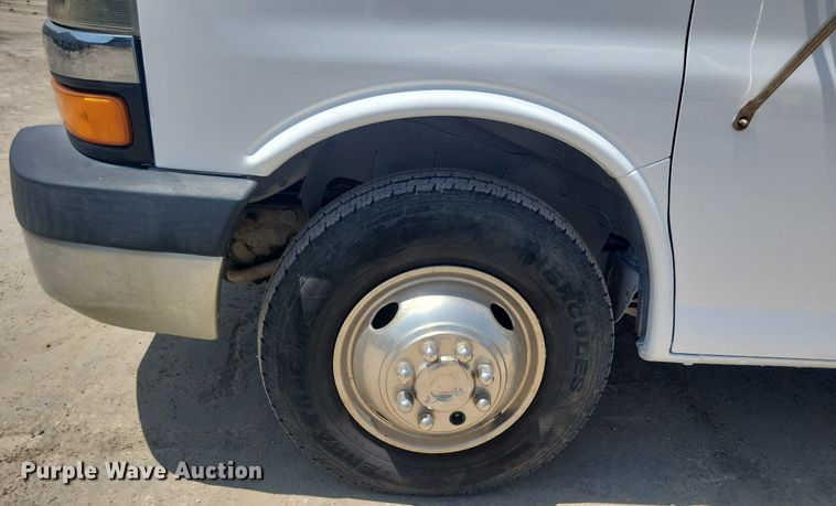 image for item IQ9767 2004 Chevrolet Express G3500  box truck