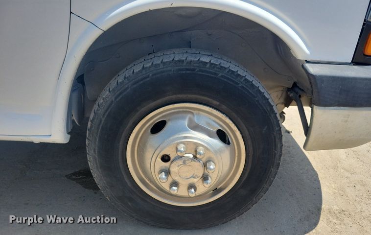 image for item IQ9767 2004 Chevrolet Express G3500  box truck