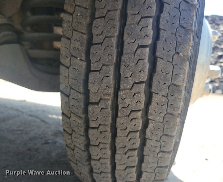 image for item IQ9767 2004 Chevrolet Express G3500  box truck