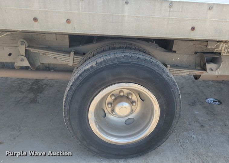 image for item IQ9767 2004 Chevrolet Express G3500  box truck