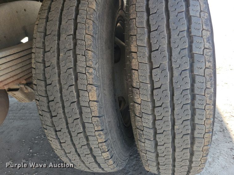 image for item IQ9767 2004 Chevrolet Express G3500  box truck