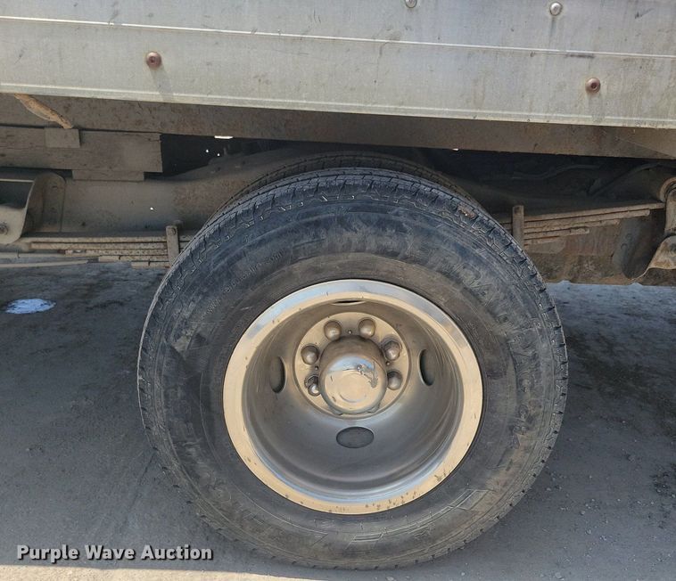 image for item IQ9767 2004 Chevrolet Express G3500  box truck