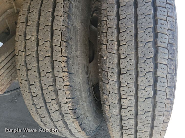 image for item IQ9767 2004 Chevrolet Express G3500  box truck