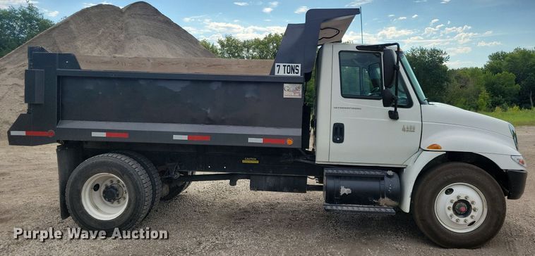image for item IQ9768 2006 International 4400  dump truck