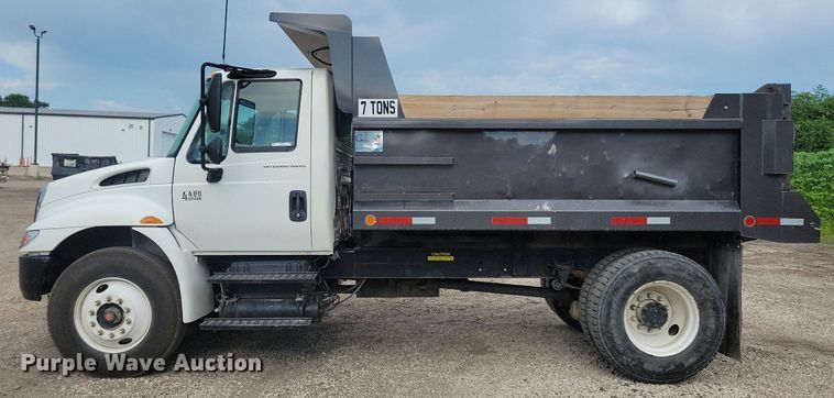 image for item IQ9768 2006 International 4400  dump truck