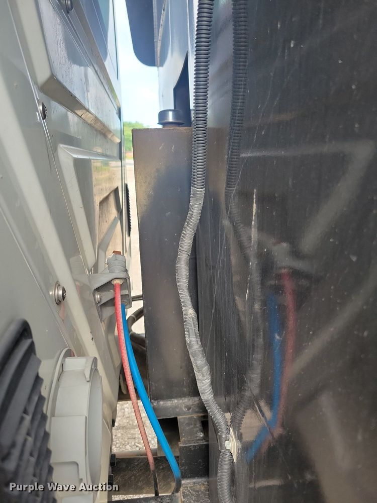 image for item IQ9768 2006 International 4400  dump truck