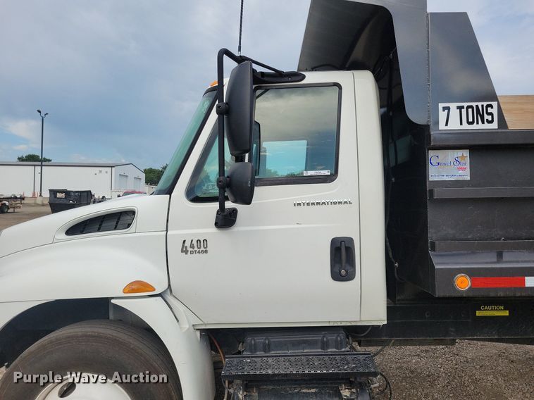 image for item IQ9768 2006 International 4400  dump truck