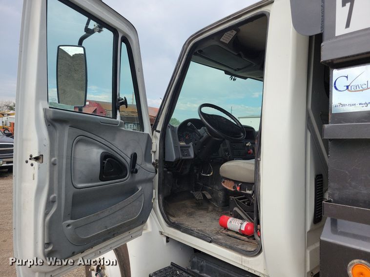 image for item IQ9768 2006 International 4400  dump truck