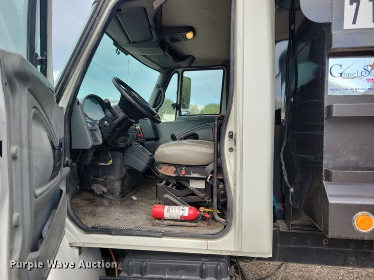 image for item IQ9768 2006 International 4400  dump truck