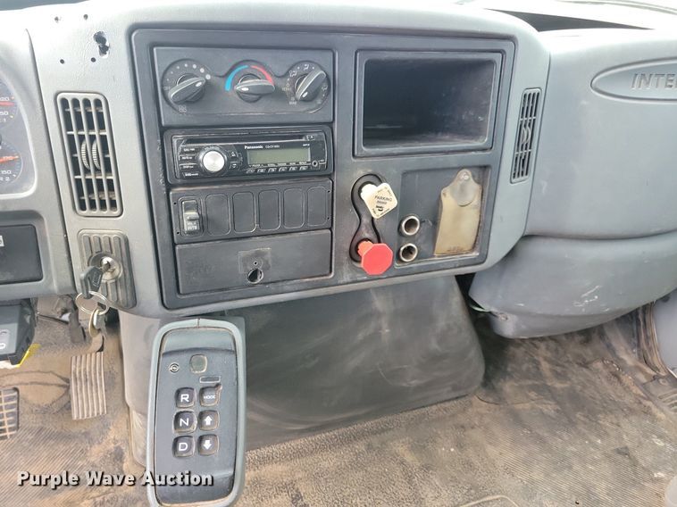 image for item IQ9768 2006 International 4400  dump truck