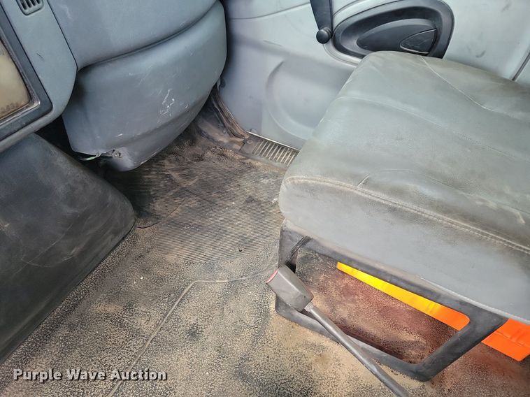 image for item IQ9768 2006 International 4400  dump truck