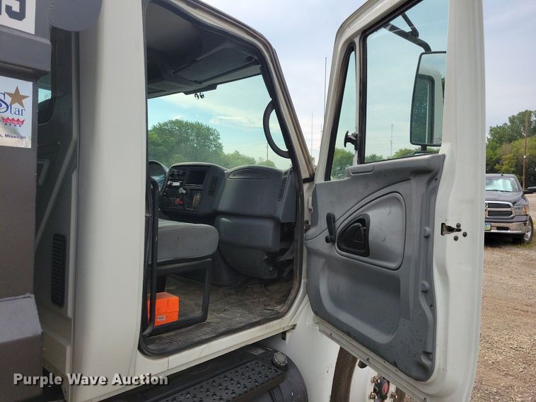 image for item IQ9768 2006 International 4400  dump truck