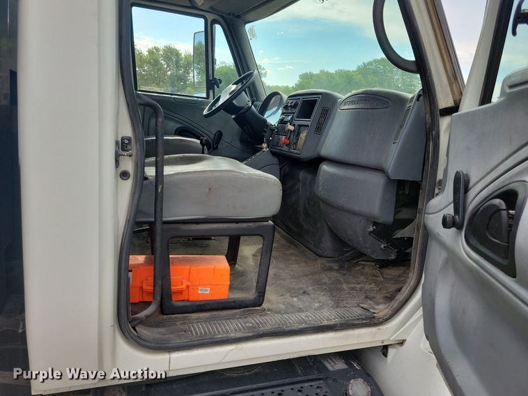 image for item IQ9768 2006 International 4400  dump truck