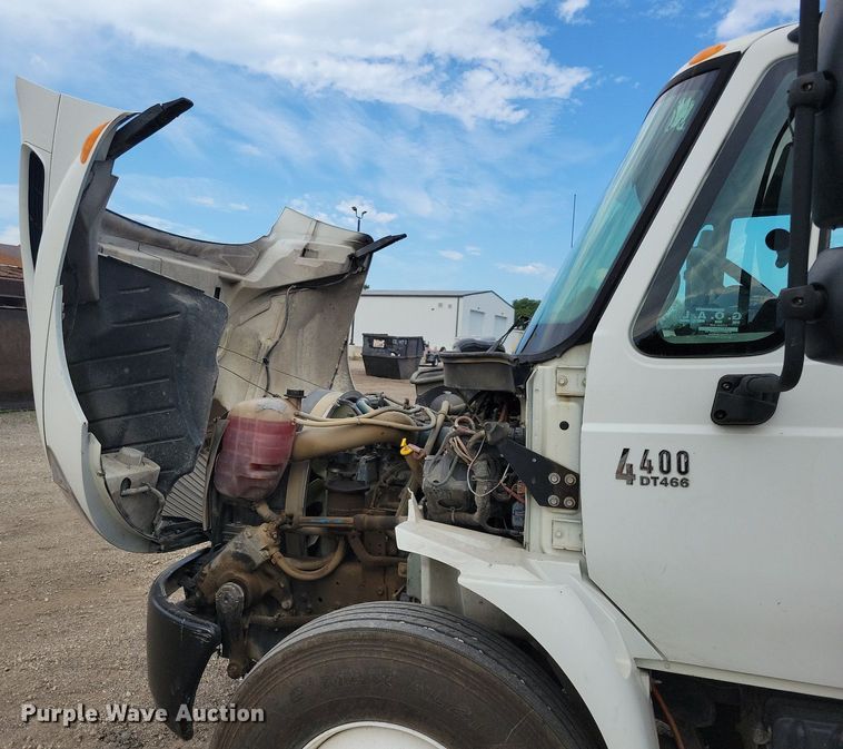 image for item IQ9768 2006 International 4400  dump truck