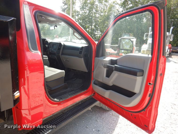 image for item IQ9769 2017 Ford F550 Super Duty XL  dump truck