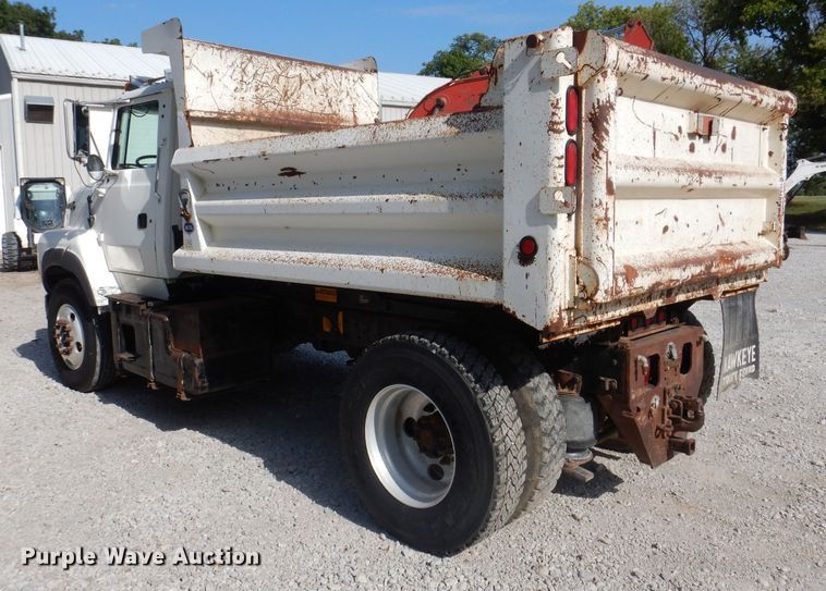 image for item IQ9771 1994 Ford LA9000  dump truck