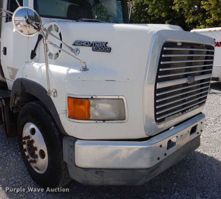 image for item IQ9771 1994 Ford LA9000  dump truck