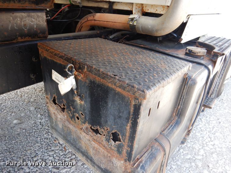 image for item IQ9771 1994 Ford LA9000  dump truck