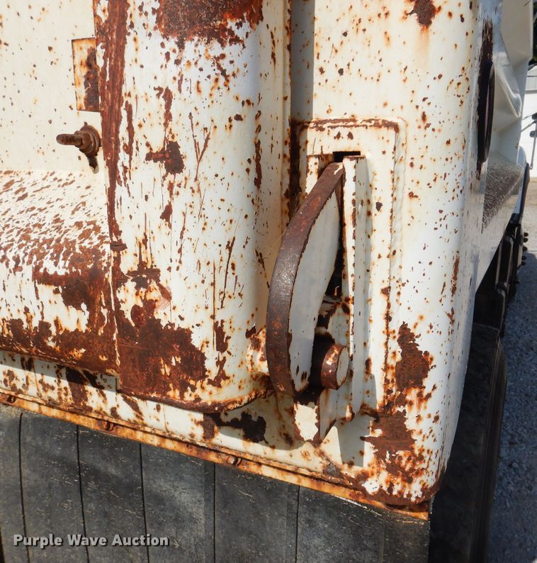 image for item IQ9771 1994 Ford LA9000  dump truck