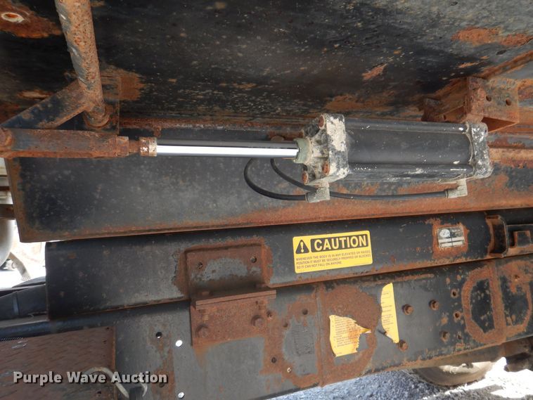 image for item IQ9771 1994 Ford LA9000  dump truck