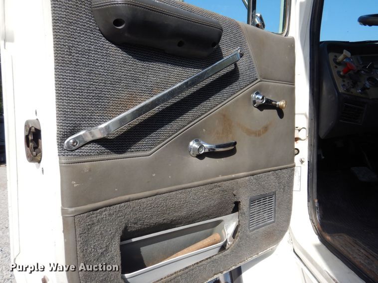 image for item IQ9771 1994 Ford LA9000  dump truck