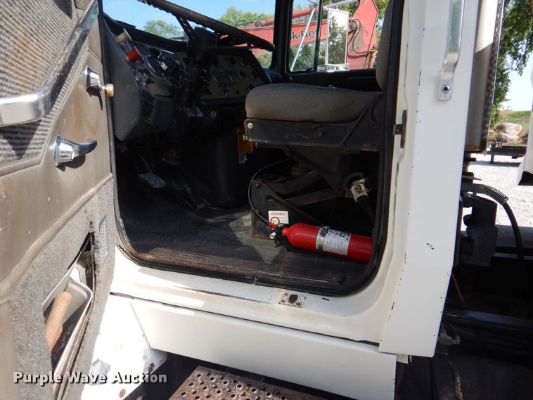 image for item IQ9771 1994 Ford LA9000  dump truck