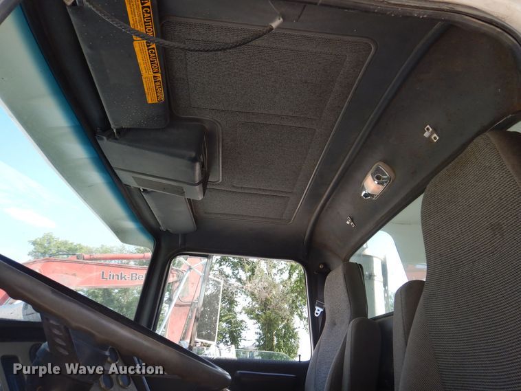 image for item IQ9771 1994 Ford LA9000  dump truck