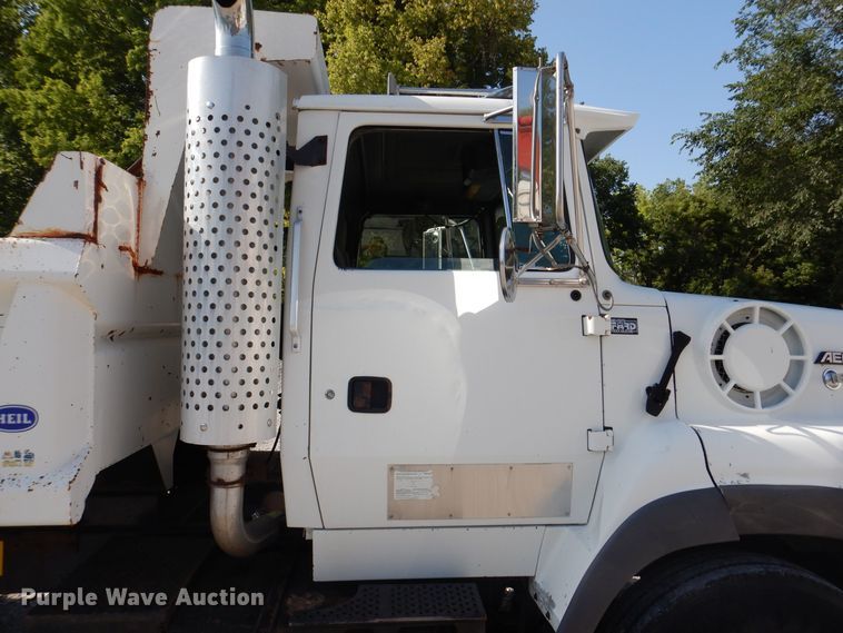 image for item IQ9771 1994 Ford LA9000  dump truck