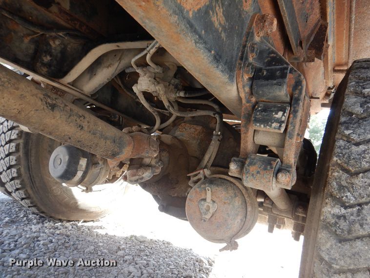 image for item IQ9771 1994 Ford LA9000  dump truck