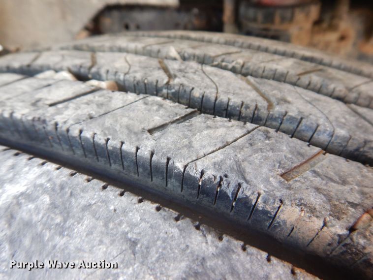 image for item IQ9771 1994 Ford LA9000  dump truck