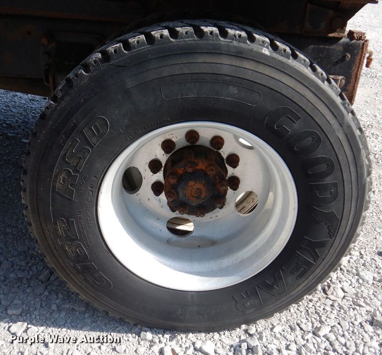 image for item IQ9771 1994 Ford LA9000  dump truck