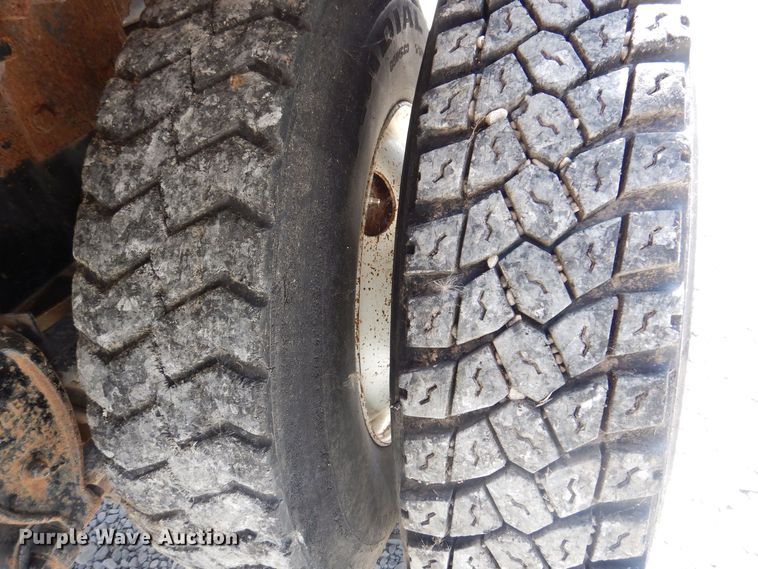 image for item IQ9771 1994 Ford LA9000  dump truck