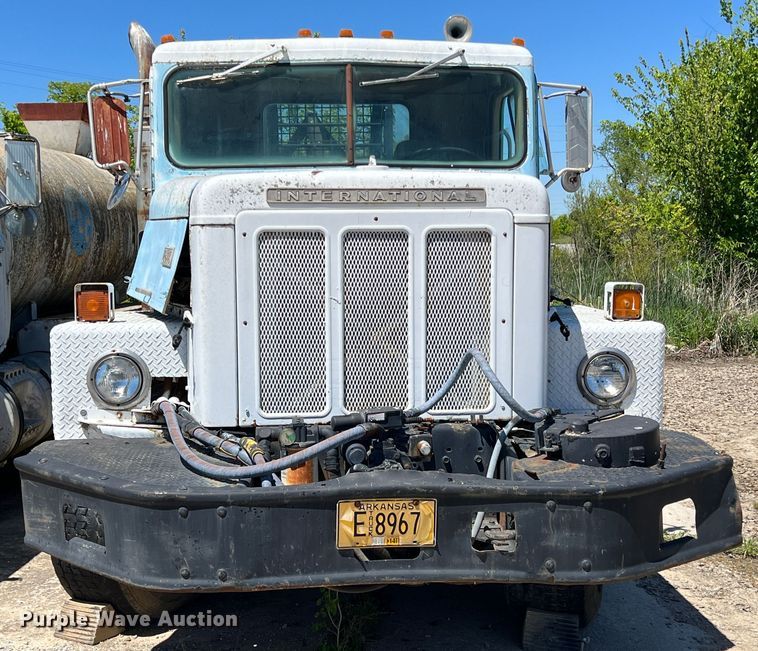 image for item JE9986 1985 International F5070  tow truck