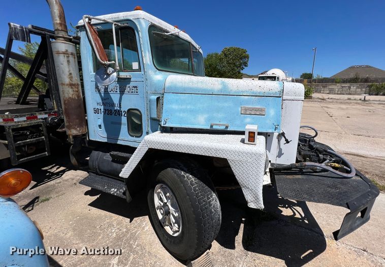 image for item JE9986 1985 International F5070  tow truck